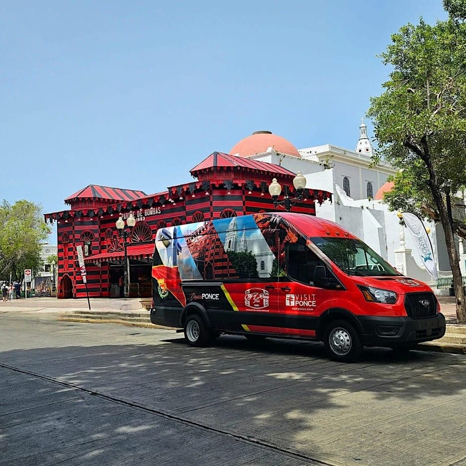 City of Rum Tour — bus frente al Parque de Bombas, Ponce